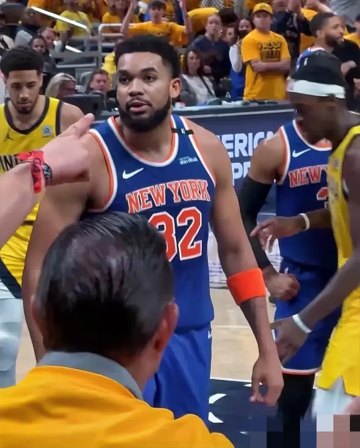 包含赛后NBA季后赛传出新动向，克里夫兰骑士主帅复盘，管理层表态：更衣室稳定，阵容厚度经受考验的词条