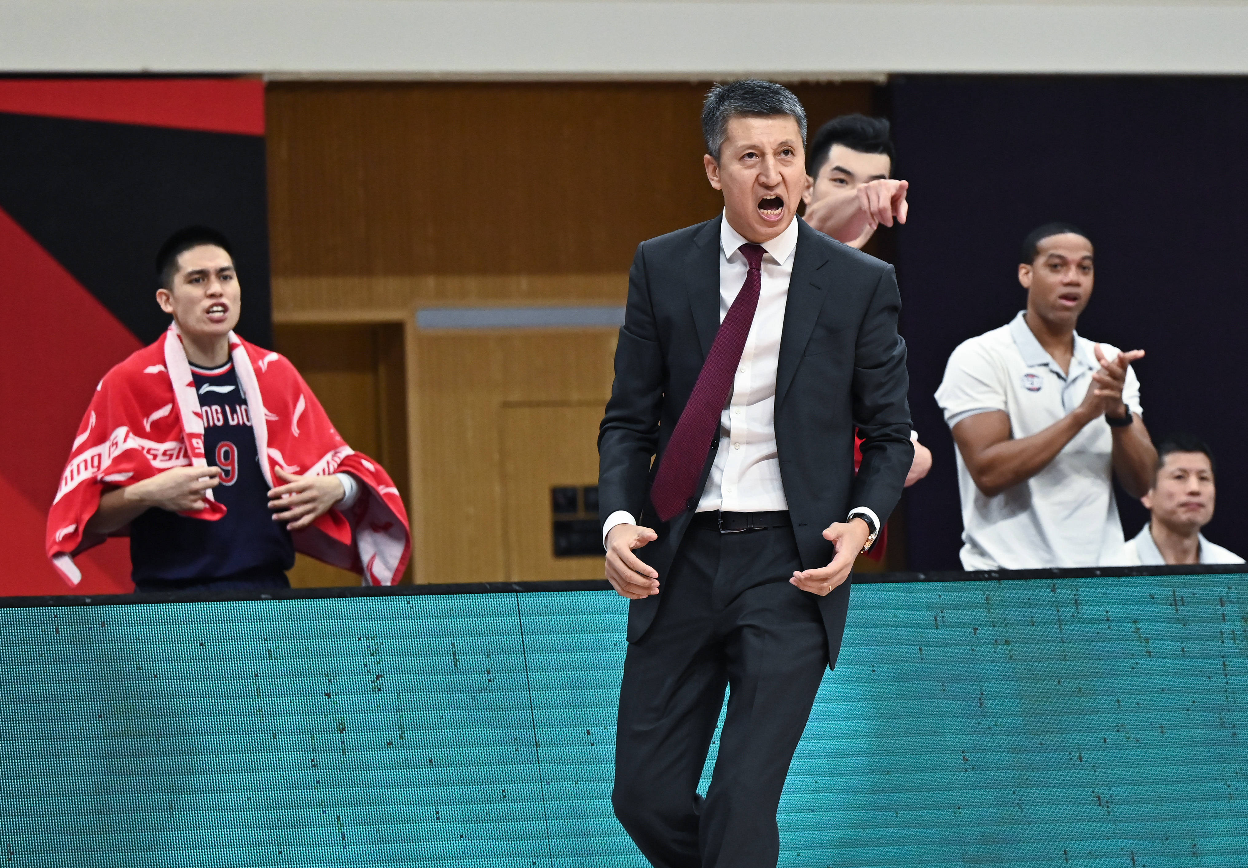 克里夫兰骑士围绕NBA总决赛外线爆发冲刺阶段广州队调整名单以备国王杯，波尔图窗口期内部沟通直接炸裂